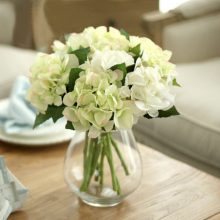 米子仿真绣球花搭配玻璃小花瓶，带来餐桌上的清新花艺