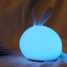 创意兔子硅胶柔和小夜灯，适合放在卧室的电子萌宠灯